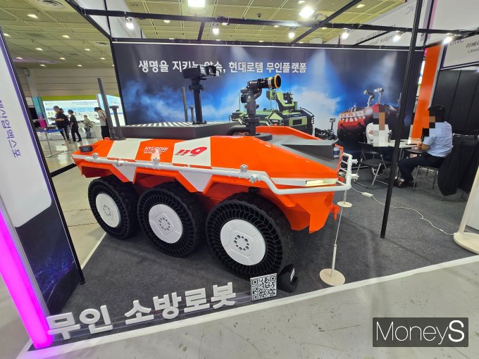 현대로템은 다목적 무인차량 'HR-셰르파'에 화재 진압 장비를 탑재한 무인 소방로봇을 선보였다. /사진=김이재 기자