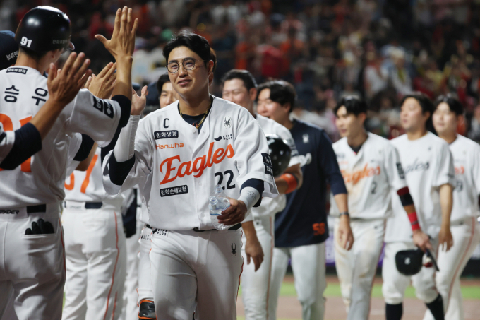 KBO리그가 전반기에만 750만 관중을 동원하며 역대급 흥행 시즌을 보내고 있다. 사진은 지난 10일 대전 한화생명 볼파크에서 열린 KIA타이거즈와의 경기에서 승리한 한화 선수단의 모습. /사진=뉴스1