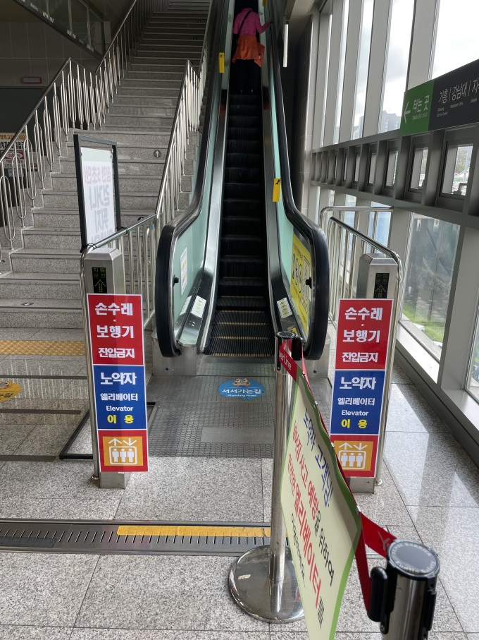 용인특례시는 용인경전철 안전시설 보강사업을 추진한다. 사진은 용인경전철 내부 승강 설비 이용 안내 표지. /사진=용인특례시