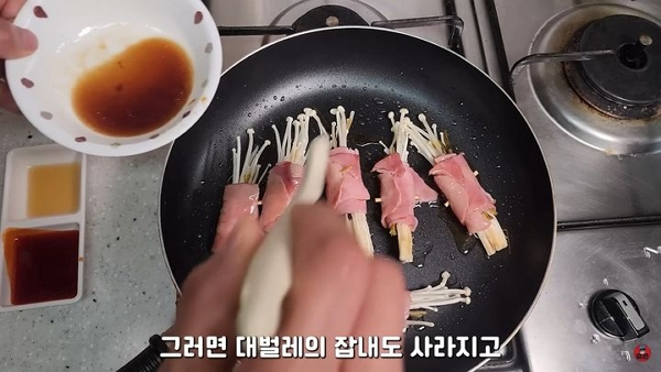 사진은 유튜버 이충근이 베이컨과 팽이버섯으로 만든 대벌레 꼬치. /사진=유튜브 채널 '이충근' 캡처