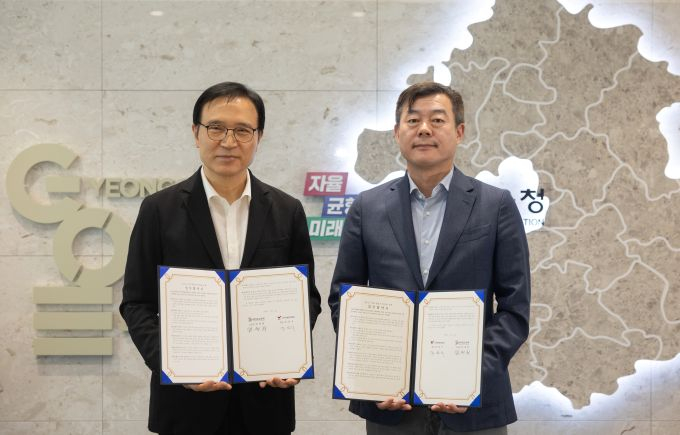 임태희 경기도교육감이 11일 한국엔젤투자협회와 업무협약을 맺고, 사진촬영을 하고 있다. /샂니제공=경기도교육청