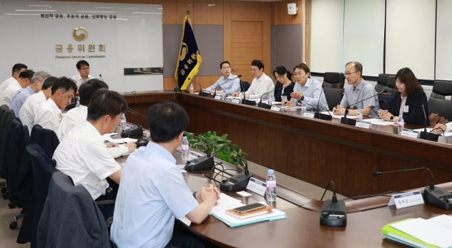 11일 서울 종로구 정부서울청사에서 열린 '장기 연체채권 채무조정 프로그램'(배드뱅크) 점검을 위한 전문가 간담회에서 권대영 금융위원회 사무처장(오른쪽줄 왼쪽 네번째)이 발언하고 있다. /사진=금융위원회 제공 