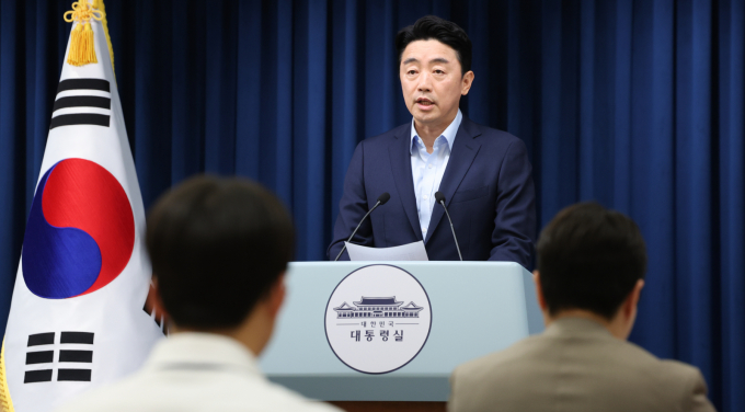 이재명 대통령이 최휘영 문화체육관광부 장관 후보와 김윤덕 국토교통부 장관 후보를 지명함에 따라 초대 내각 지정을 모두 마쳤다. 사진은 11일 서울 용산구 대통령실 브리핑에서 문화체육관광부 장관 후보와 국토교통부 장관 후보로 지명을 전하는 강훈식 대통령실 비서실장의 모습. /사진=뉴스1