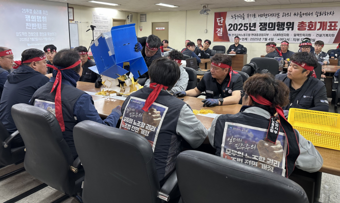 HD현대중공업 노동조합이 올해 첫 파업에 돌입했다. 사진은 지난 4일 울산시 동구 HD현대중공업 노동조합 지부 대회의실에서 파업 찬반투표 개표를 진행하는 모습. /사진=뉴스1