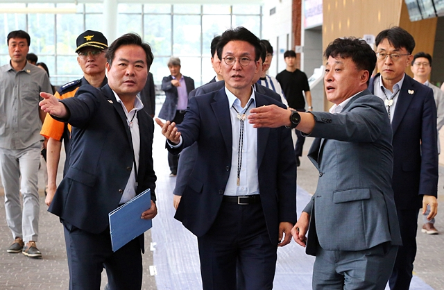 11일 경주 화백컨벤션터를 찾은 김민석 총리가 APEC 정상회의 준비 상황을 살펴보고 있다./사진제공=경상북도
