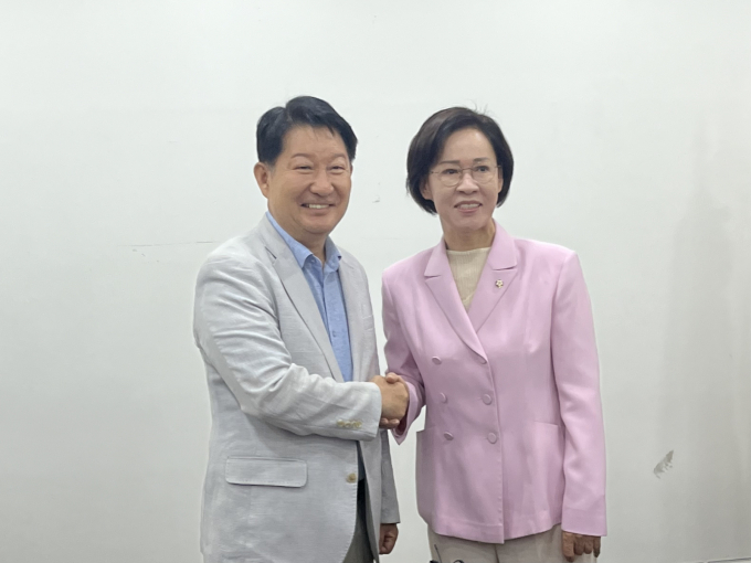 국민의힘 대구시당 위원장 자리를 두고 역대 최초 경선 실시로 격돌했던 권영진(대구 달서병)·이인선(대구 수성을) 의원이 11일 오전 국민의힘 대구시당에서 긴급 기자회견을 열고 권 의원은 후보직을 사퇴하고 이 의원은 공약 실천을 약속하는 합의안을 발표하고 있다./사진제공=뉴시스