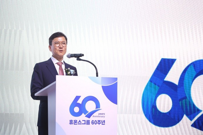 휴온스그룹이 11일 창립 60주년을 맞아 성남 판교 본사 사옥에서 기념행사를 가졌다. 사진은 행사에서 기념사를 하는 윤성태 휴온스그룹 회장. /사진=휴온스그룹