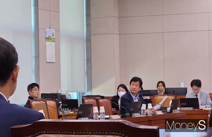 민주당은 상법 개정안의 보완 입법을 통해 기존의 대주주 중심 의사결정 구조에서 소액주주의 영향력을 강화하겠다는 입장인 반면 국민의힘은 해당 개정안이 주주총회와 이사회 운영에 혼선을 초래하고 국내 기업이 외국계 헤지펀드에 무력해질 수 있다고 우려했다. 사진은 이날 공청회에 참석한 박균택 의원(더불어민주당·광주 광산구갑)의 모습./사진=김성아 기자