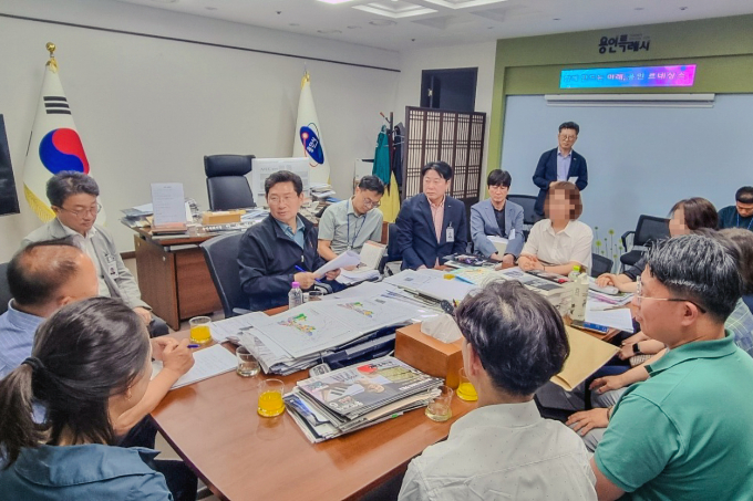 용인특례시가 구성적환장을 도시계획시설로 결정하지 않기로 하면서 향후 구성적환장 부지가 생활폐기물 처리 시설 용도로 사용될 가능성을 원천 차단했다. 사진은 이상일 시장(왼쪽 시계 방향으로 4번째)이 9일 진행한 구성적환장과 관련 간담회 모습. /사진제공=용인특례시