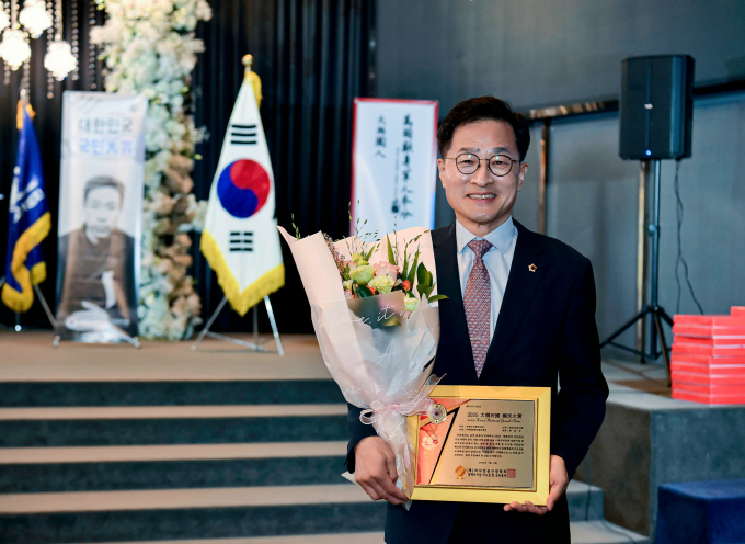 성남시의회 국민의힘 박종각 의원이 11일 더리버사이드호텔 에서 열린 '대한민국 국민대상' 시상식'에서 수상한 뒤 기념사진을 찍고 있다. /사진제공=박종각 성남시의원