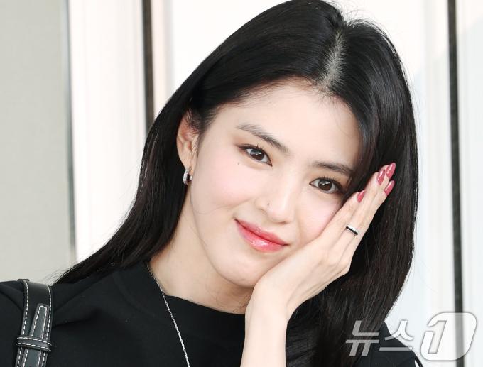배우 한소희가 팬미팅을 위해 11일 오후 인천국제공항을 통해 태국 방콕으로 출국하며 인사를 하고 있다. ⓒ News1 권현진 기자