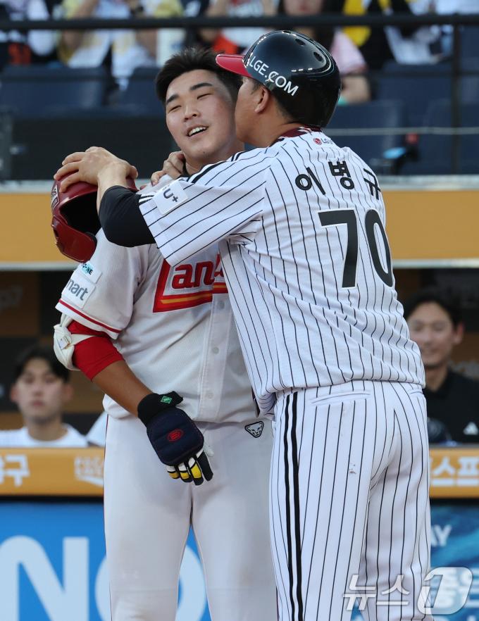 11일 대전 한화생명볼파크에서 열린 KBO 퓨처스 올스타전에서 북부올스타 이병규 감독이 아들 이승민과 넥타이 퍼포먼스를 선보이고 볼에 뽀뽀하고 있다. 2025.7.11/뉴스1 ⓒ News1 김기태 기자