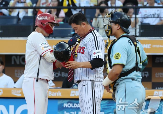 11일 대전 한화생명볼파크에서 열린 KBO 퓨처스 올스타전에서 북부올스타 이승민이 아버지인 이병규 감독과 넥타이를 묶어주는 퍼포먼스를 하고 있다. 2025.7.11/뉴스1 ⓒ News1 김기태 기자