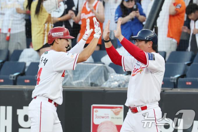 11일 대전 한화생명볼파크에서 열린 KBO 퓨처스 올스타전에서 3회말 2사 만루 상황 북부올스타 최윤석이 2타점 적시타를 치고 환호하고 있다. 2025.7.11/뉴스1 ⓒ News1 김기태 기자