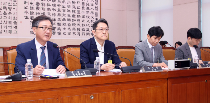 공청회에서는 상법 개정안 보안 입법에 대한 전문가들의 우려가 잇따랐는데 경제계와 학계 인사들은 집중투표제 의무화와 감사위원 분리선출 확대가 국내 기업의 경영 자율성을 약화시키고 외부 세력의 이사회 진입을 촉진할 수 있다고 지적했다. 사진은 정우용 한국상장회사협의회 정책부회장(가장 왼쪽)이 11일 오후 서울 여의도 국회에서 열린 법제사법위원회 법안심사제1소위원회 상업개정안 관련 공청회에서 진술인 발언을 하고 있는 모습. /사진=뉴시스