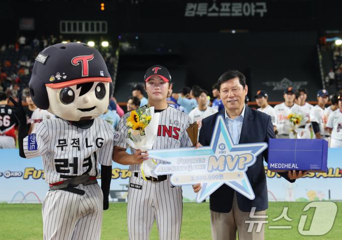 11일 대전 한화생명볼파크에서 열린 KBO 퓨처스 올스타전에서 MVP를 수상한 손용준이 포즈를 취하고 있다. 2025.7.11/뉴스1 ⓒ News1 김기태 기자