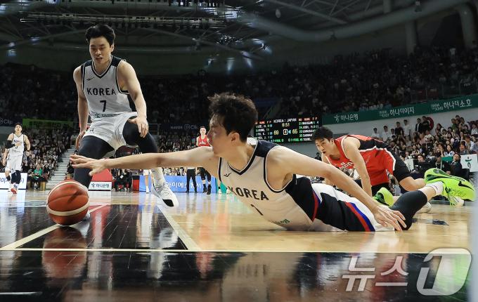 11일 오후 경기도 안양 정관장 체육관에서 열린 하나은행 초청 2025 남자농구 국가대표 평가전 대한민국과 일본의 경기에서 넘어진 이현중이 공을 향해 팔을 뻗고 있다. 2025.7.11/뉴스1 ⓒ News1 박정호 기자