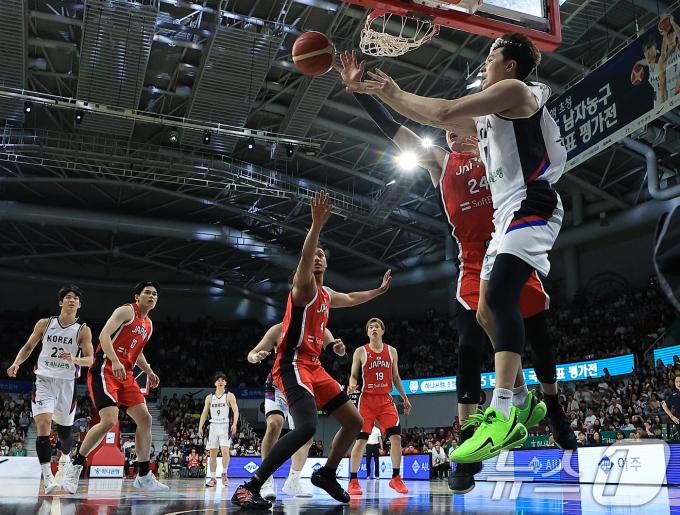 [뉴스1 PICK] '출발이 좋다' 남자 농구대표팀, 일본에 91-77 완승