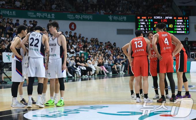[뉴스1 PICK] '출발이 좋다' 남자 농구대표팀, 일본에 91-77 완승