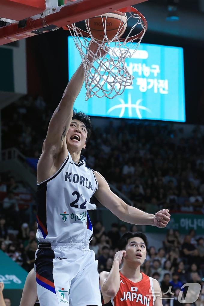 [뉴스1 PICK] '출발이 좋다' 남자 농구대표팀, 일본에 91-77 완승