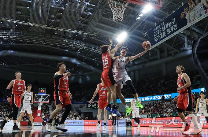 [뉴스1 PICK] '출발이 좋다' 남자 농구대표팀, 일본에 91-77 완승