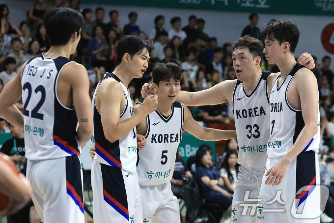 [뉴스1 PICK] '출발이 좋다' 남자 농구대표팀, 일본에 91-77 완승