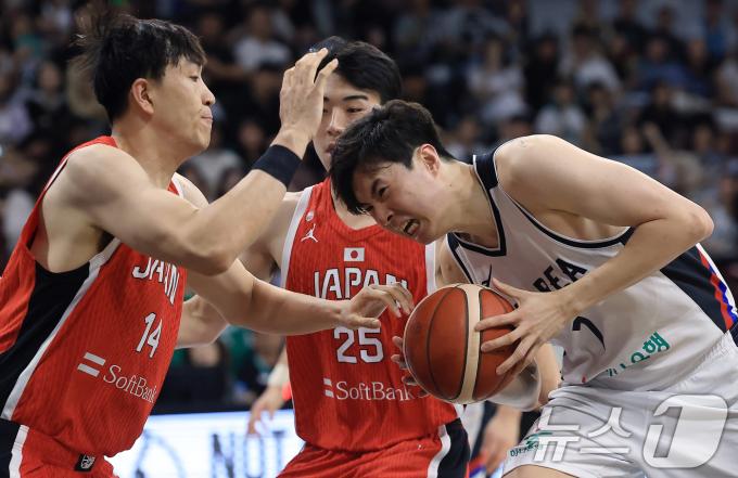 [뉴스1 PICK] '출발이 좋다' 남자 농구대표팀, 일본에 91-77 완승