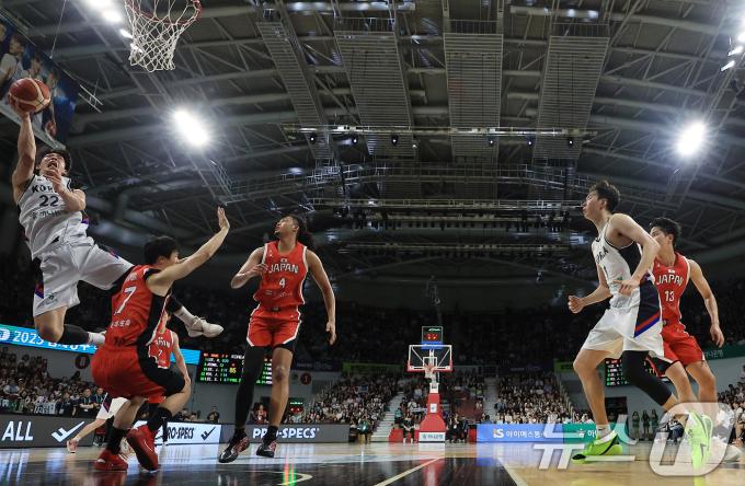 [뉴스1 PICK] '출발이 좋다' 남자 농구대표팀, 일본에 91-77 완승