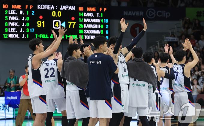 [뉴스1 PICK] '출발이 좋다' 남자 농구대표팀, 일본에 91-77 완승