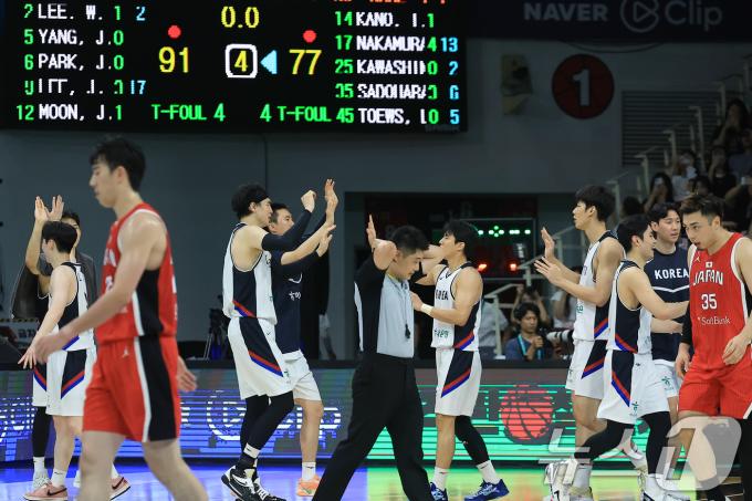[뉴스1 PICK] '출발이 좋다' 남자 농구대표팀, 일본에 91-77 완승
