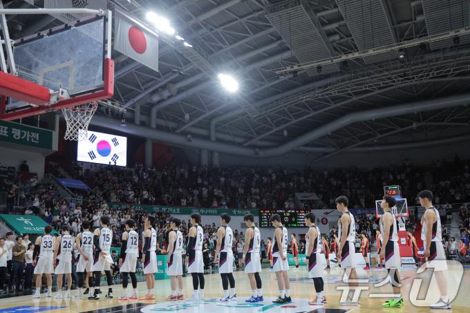 11일 오후 경기도 안양 정관장 체육관에서 열린 하나은행 초청 2025 남자농구 국가대표 평가전 대한민국과 일본의 경기에서 대표팀 선수들이 국기에 대한 경례를 하고 있다. 2025.7.11/뉴스1 ⓒ News1 박정호 기자