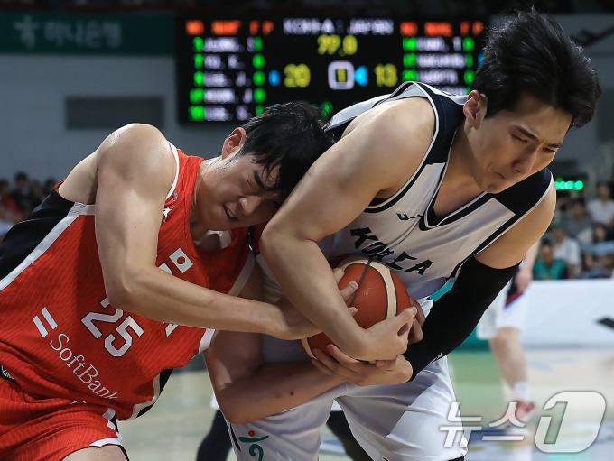 11일 오후 경기도 안양 정관장 체육관에서 열린 하나은행 초청 2025 남자농구 국가대표 평가전 대한민국과 일본의 경기에서 문정현이 일본 카와시마 유토와 치열한 볼다툼을 벌이고 있다. 2025.7.11/뉴스1 ⓒ News1 박정호 기자