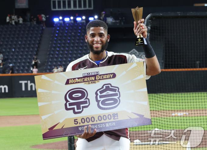 11일 대전 한화생명볼파크에서 열린 KBO 퓨처스 올스타전에서 홈런 레이스에 우승한 디아즈가 포즈를 취하고 있다. 2025.7.11/뉴스1 ⓒ News1 김기태 기자