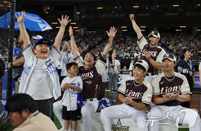 11일 대전 한화생명볼파크에서 열린 KBO 퓨처스 올스타전에서 디아즈가 홈런 레이스에서 우승하자 삼성 라이온즈 선수들이 환호하고 있다. 2025.7.11/뉴스1 ⓒ News1 김기태 기자