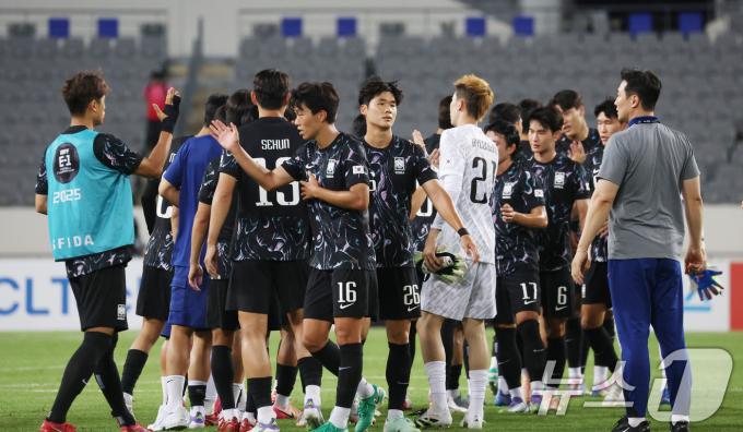 대한민국 축구 국가대표팀 선수들이 11일 오후 경기 용인시 처인구 용인미르스타디움에서 열린 2025 동아시아축구연맹(EAFF) E-1 챔피언십 남자부 대한민국과 홍콩의 경기에서 2대0으로 승리 후 기뻐하고 있다. 2025.7.11/뉴스1 ⓒ News1 김영운 기자