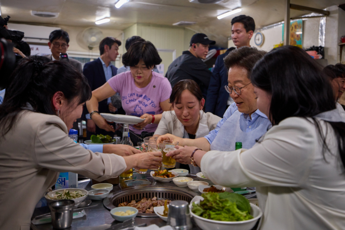 이재명 대통령이 12일 자신의 페이스북 계정에 국민과 함께 경제 회복의 길로 나아가겠다고 게재했다. 사진은 지난 11일 이재명 대통령이 서울 종로구의 한 고깃집에서 직원들과 저녁 외식을 하고 있는 모습. /사진=뉴스1(대통령실 제공)