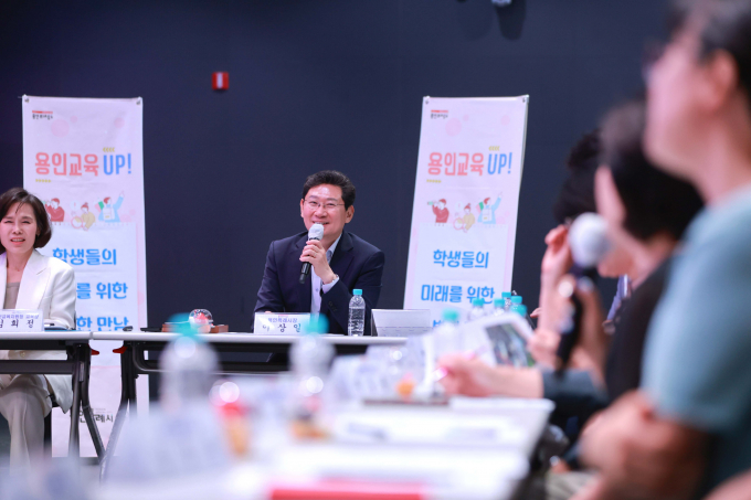 11일 용인미디어센터에서 열린 중학교 학교장 간담회에 참석한 이상일 시장이 발언하고 있다. /사진 제공=용인특레시