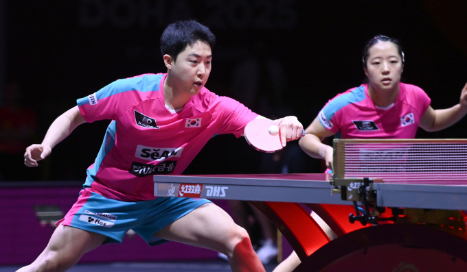 세계랭킹 3위 임종훈-신유빈 조가 12일 월드테이블테니스(WTT) 미국 스매시 2025 혼합복식 결승전에서 중국의 문턱을 넘지 못해 준우승 했다. 사진은 지난 5월23일 임종훈, 신유빈이 카타르 도하 루사일 아레나에서 열린 2025 국제탁구연맹(ITTF) 세계선수권대회 혼합복식 4강 중국 쑨잉사-왕추친과 경기를 펼치고 있는 모습. /사진=뉴시스(사진공동취재단)