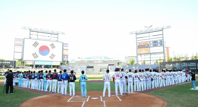 빙그레 이글스 창단 멤버 이강돈, 한희민, 김상국이 12일 대전 한화생명볼파크에서 열리는 올스타전 마운드에 선다. 사진은 지난 11일 대전 중구 대전한화생명볼파크에서 열린 2025 KBO리그 올스타 프라이데이 퓨쳐스 올스타전 남부올스타와 북부올스타의 경기. 양팀 감독과 선수들이 애국가를 부르고 있는 모습. /사진=뉴시스