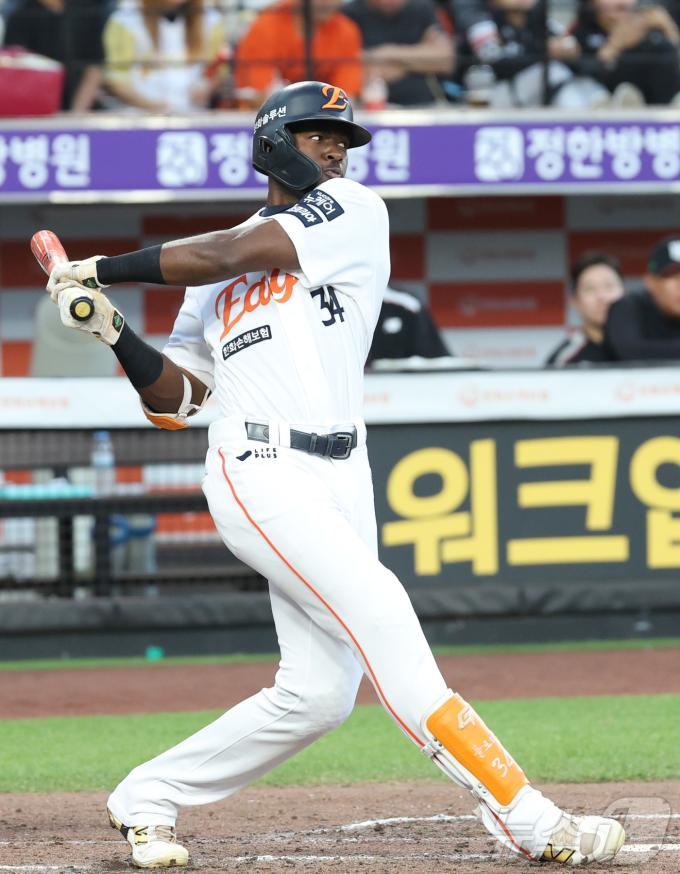 4일 대전 한화생명볼파크에서 열린 '2025 신한 SOL 뱅크 KBO리그' 프로야구 한화 이글스 대 KT 위즈 경기에서 한화 플로리얼이 타격하고 있다. 2025.6.4/뉴스1 ⓒ News1 김기남 기자