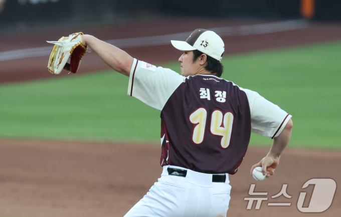 12일 오후 대전 한화생명볼파크에서 열린 '2025 신한 SOL Bank KBO 올스타전'에서 2회말 최정이 투수로 등판해 역투하고 있다. 2025.7.12/뉴스1 ⓒ News1 김기태 기자