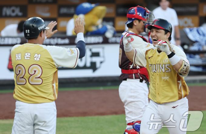 12일 대전 한화생명 볼파크에서 열린 ‘2025 신한 SOL뱅크 KBO 올스타전’에서 LG 박동원이 1회말 2사 2루 상황에서 투런 홈런을 친 뒤 채은성과 하이파이브를 하고 있다 2025.7.12/뉴스1 ⓒ News1 김기태 기자