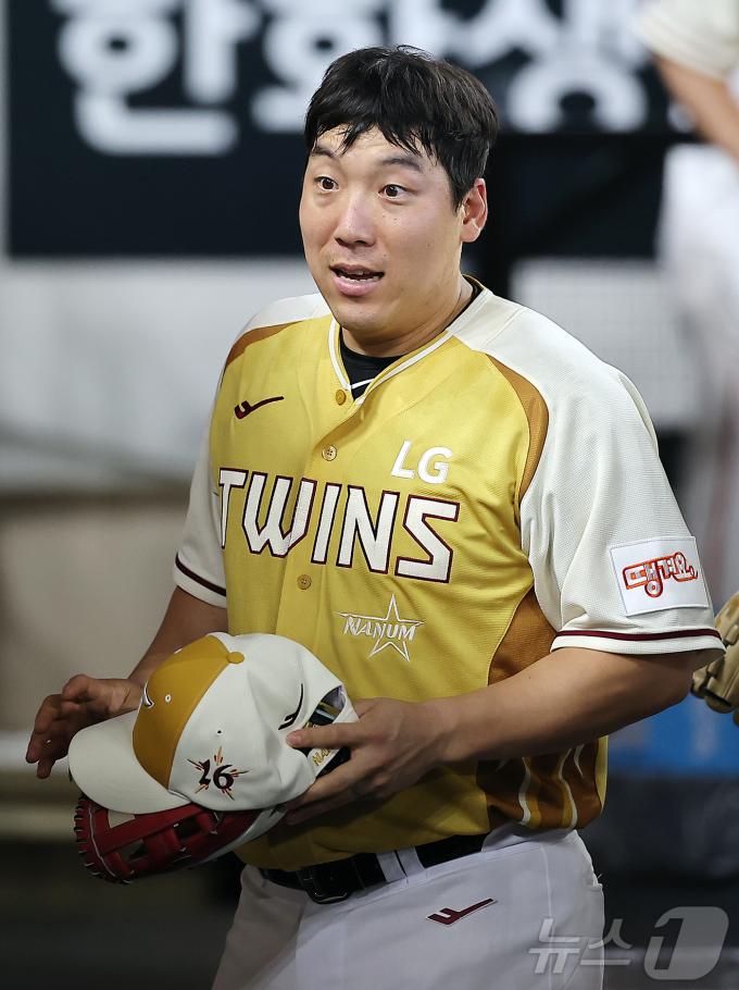 12일 대전 한화생명 볼파크에서 열린 ‘2025 신한 SOL뱅크 KBO 올스타전’에서 LG 김현수가 수비를 마친 뒤 더그아웃으로 향하고 있다. 이날 6회말 대타로 출전한 김현수는 14년 연속 올스타전 출전 기록을 세우며 종전 양준혁이 세웠던 13회 연속 기록을 넘어섰다. 2025.7.12/뉴스1 ⓒ News1 김진환 기자
