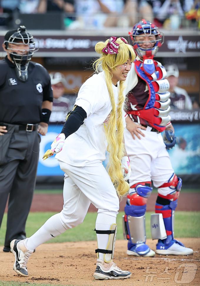 12일 대전 한화생명 볼파크에서 열린 ‘2025 신한 SOL뱅크 KBO 올스타전’에서 키움 송성문이 퍼포먼스를 하고 있다. 2025.7.12/뉴스1 ⓒ News1 김진환 기자
