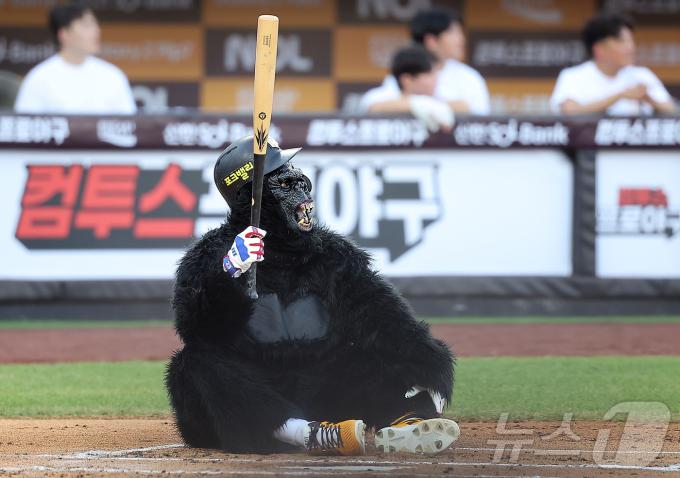 12일 대전 한화생명 볼파크에서 열린 ‘2025 신한 SOL뱅크 KBO 올스타전’에서 kt 안현민이 고릴라 퍼포먼스를 펼치고 있다. 2025.7.12/뉴스1 ⓒ News1 김진환 기자