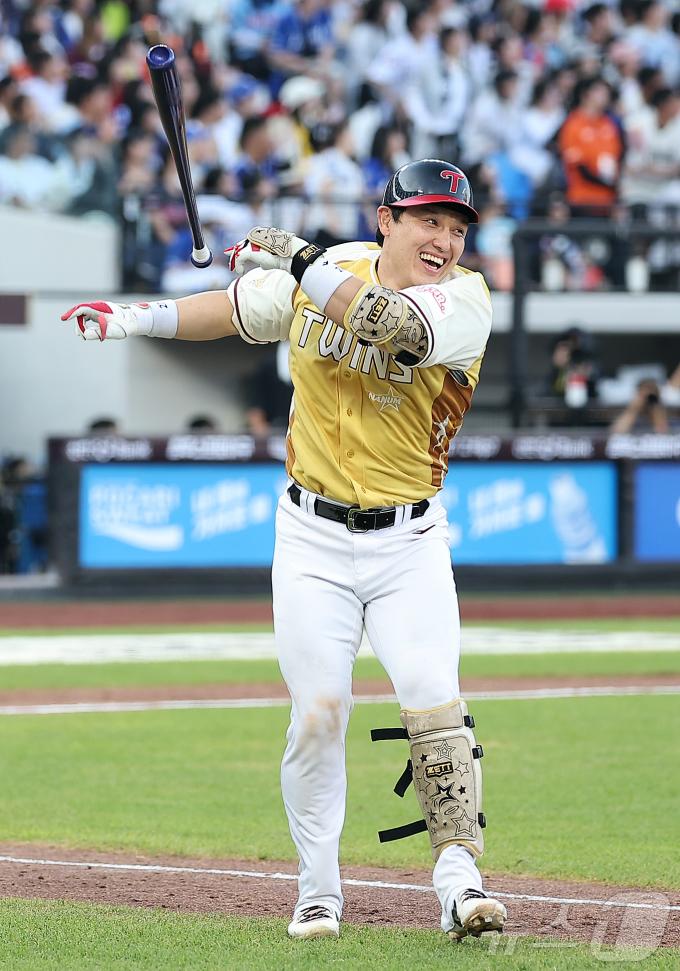 12일 대전 한화생명 볼파크에서 열린 ‘2025 신한 SOL뱅크 KBO 올스타전’에서 LG 박동원이 1회말 2사 2루 상황에서 투런 홈런을 친 뒤 환호하고 있다. 2025.7.12/뉴스1 ⓒ News1 김진환 기자