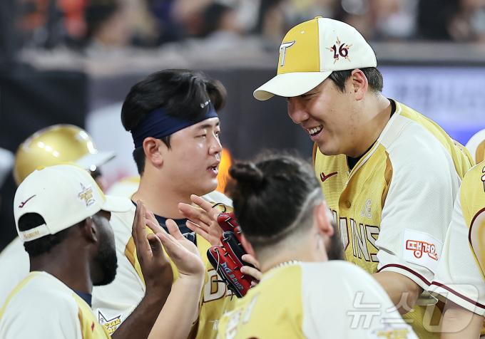 12일 대전 한화생명 볼파크에서 열린 ‘2025 신한 SOL뱅크 KBO 올스타전’에서 LG 김현수가 수비를 마친 뒤 더그아웃에서 동료들과 하이파이브를 하고 있다. 이날 6회말 대타로 출전한 김현수는 14년 연속 올스타전 출전 기록을 세우며 종전 양준혁이 세웠던 13회 연속 기록을 넘어섰다. 2025.7.12/뉴스1 ⓒ News1 김진환 기자