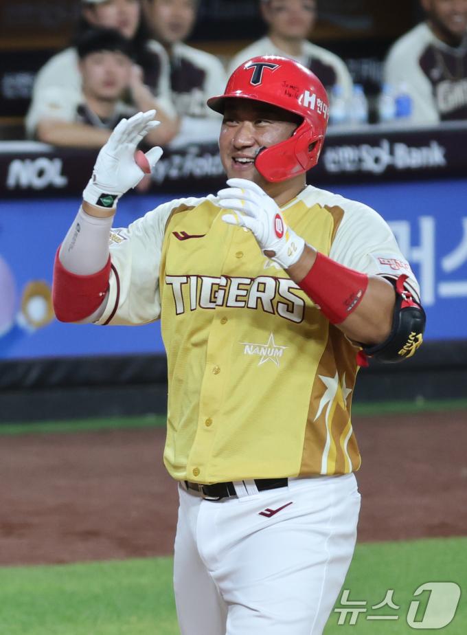 12일 오후 대전 한화생명볼파크에서 열린 '2025 신한 SOL Bank KBO 올스타전'에서 8회말 2사 나눔 김태군이 솔로 홈런을 치고 환호하고 있다. 2025.7.12/뉴스1 ⓒ News1 김기태 기자