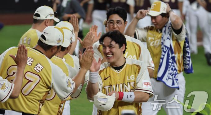 12일 오후 대전 한화생명볼파크에서 열린 '2025 신한 SOL Bank KBO 올스타전'에서 승리한 나눔팀 선수들이 자축하고 있다. 2025.7.12/뉴스1 ⓒ News1 김기태 기자