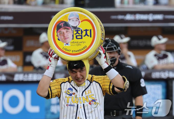 12일 오후 대전 한화생명볼파크에서 열린 '2025 신한 SOL Bank KBO 올스타전'에서 박동원이 퍼포먼스를 선보이고 있다. 2025.7.12/뉴스1 ⓒ News1 김기태 기자